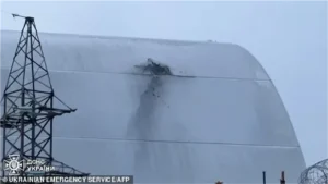 تسرب إشعاعي محتمل في تشيرنوبيل عقب انهيار جزئي للدرع الواقي للمفاعل رقم 4